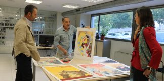 Fernando Benito, ante los carteles donados al Archivo Municipal de Guadalajara en octubre de 2025.