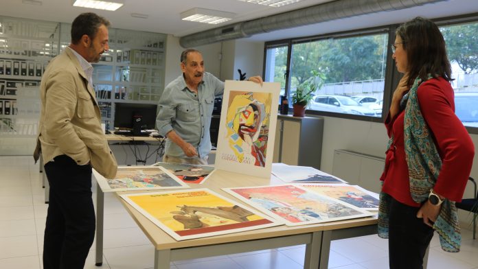 Fernando Benito, ante los carteles donados al Archivo Municipal de Guadalajara en octubre de 2025.