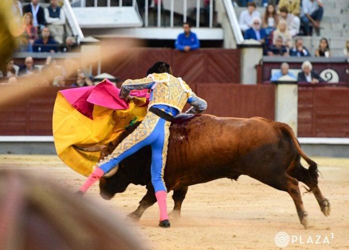 Momento de la cogida de Víctor Hernández en Madrid el 5 de octubre de 2025. (Foto: PlazaUno)