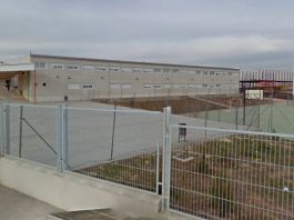 Los niños que recibieron los perdigonazos están en pleno recreo en los patios del colegio "Gloria Fuertes", de Villanueva de la Torre. (Foto: Google Maps)
