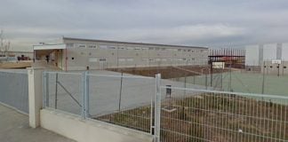 Los niños que recibieron los perdigonazos están en pleno recreo en los patios del colegio "Gloria Fuertes", de Villanueva de la Torre. (Foto: Google Maps)