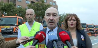 El delegado del Gobierno en Aragón, Fernando Beltrán (centro), junto a la subdelegada de la provincia de Zaragoza, Noelia Herrero (dcha.), y el jefe de Conservación de Carreteras de la provincia de Zaragoza, Rafael Benavente (izqda).