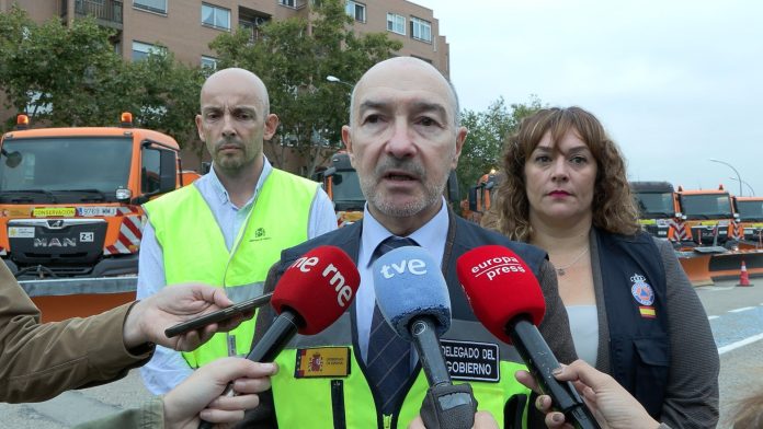 El delegado del Gobierno en Aragón, Fernando Beltrán (centro), junto a la subdelegada de la provincia de Zaragoza, Noelia Herrero (dcha.), y el jefe de Conservación de Carreteras de la provincia de Zaragoza, Rafael Benavente (izqda).