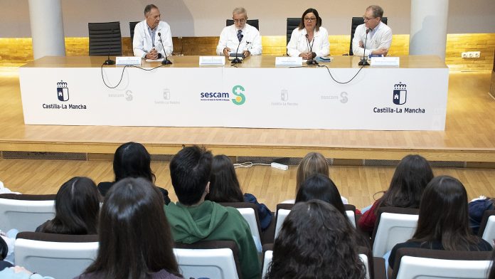 Estudiantes de medicina incorporados a sus prácticas en el Hospital el 20 de octubre de 2025. (Foto: SESCAM)