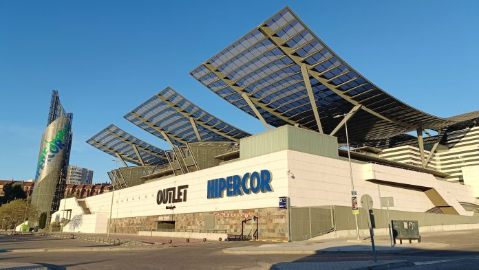 Exterior del outlet de El Corte Inglés de Guadalajara. (Foto: La Crónic@)