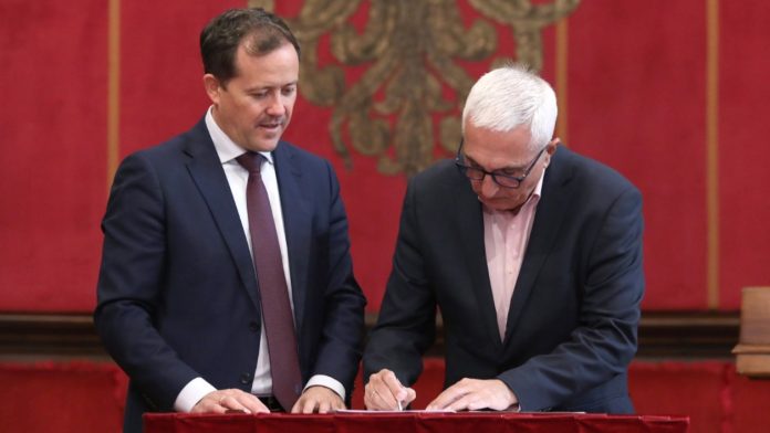 Augusto González Pradillo, en el acto de la firma en el Ayuntamiento de Toledo.