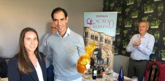 Carla Otero entrega Miel de la Alcarria a Fortes, diestro invitado al Cocido Taurino de Guadalajara el 17 de octubre de 2025.