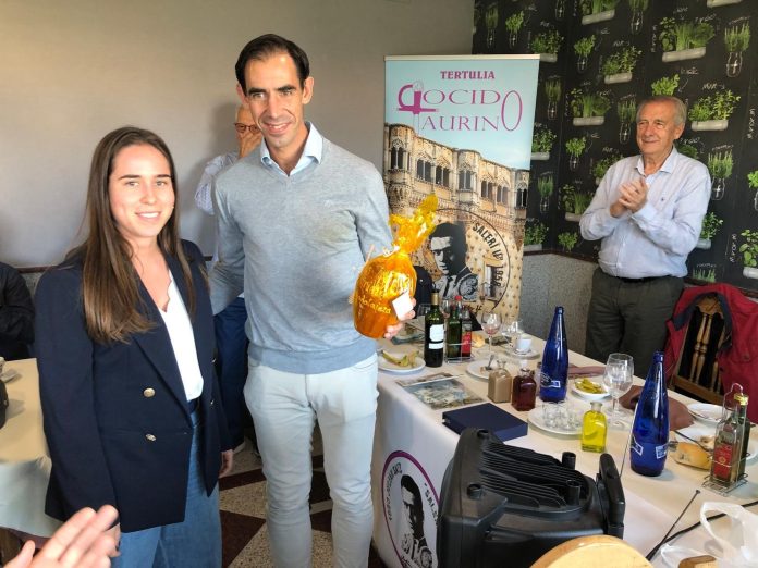 Carla Otero entrega Miel de la Alcarria a Fortes, diestro invitado al Cocido Taurino de Guadalajara el 17 de octubre de 2025.