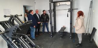 Gimnasio municipal de Alcolea del Pinar durante la visita del presidente de la Diputación de Guadalajara.