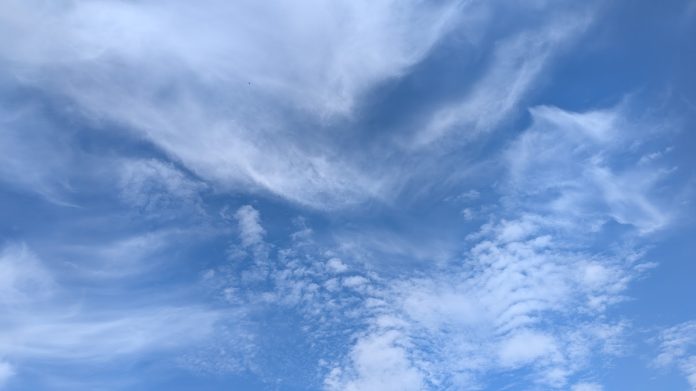 En las últimas horas, las nubes adoptaban formas muy caprichosas sobre Guadalajara. (Foto: La Crónic@)