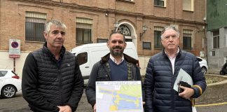 Preparan 6 meses de obras para quitar 5 plazas de aparcamiento y talar un pino junto al Asilo, en la Concordia, dentro de una más amplia reforma El concejal López Pomeda y dos técnicos municipales.