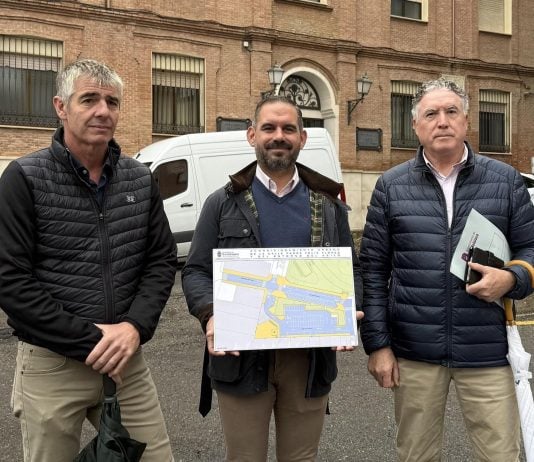 Menos plazas de aparcamiento en la Concordia y sin parking en el Multiusos El concejal López Pomeda y dos técnicos municipales.