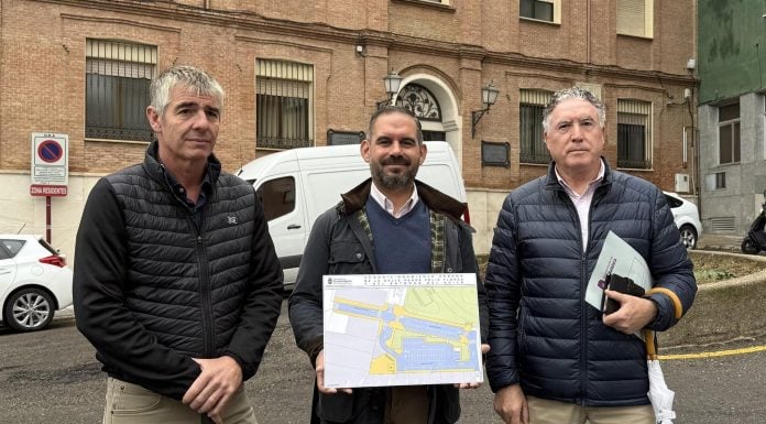El concejal López Pomeda y dos técnicos municipales.