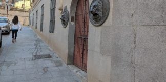 El PSOE quiere enseñar al PP cómo controlar la limpieza de Guadalajara Huellas de orina en una acera junto al antiguo edificio de Correos, de propiedad municipal y todavía sin uso. La imagen es de octubre de 2025. (Foto: La Crónic@)