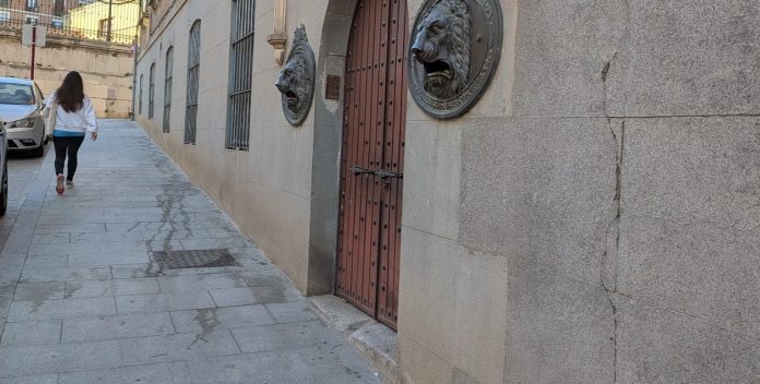 Huellas de orina en una acera junto al antiguo edificio de Correos, de propiedad municipal y todavía sin uso. La imagen es de octubre de 2025. (Foto: La Crónic@)