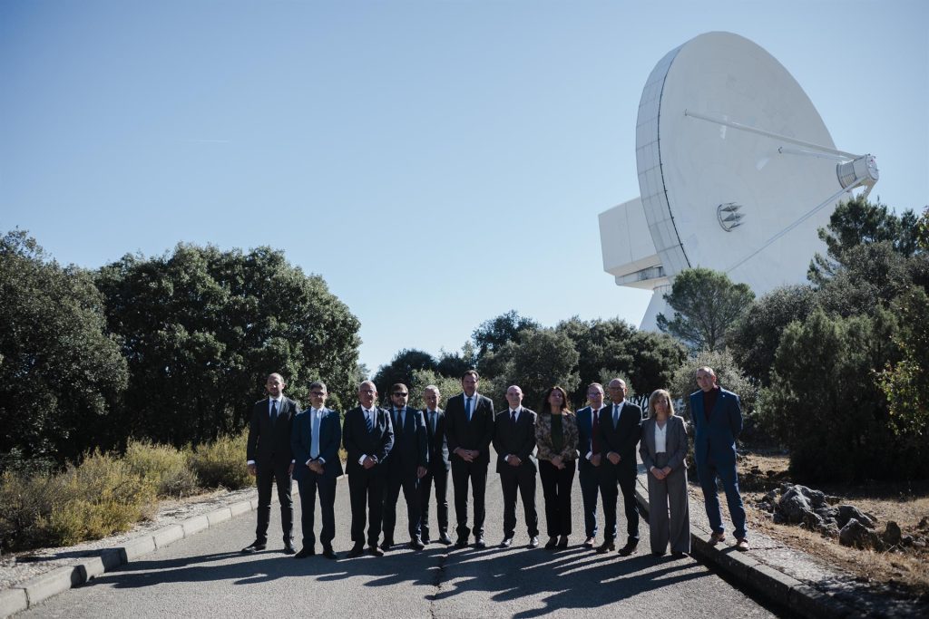 Óscar Puente destaca también en la fotografía de las autoridades, por su estatura, en el Observatorio Astronómico de Yebes.