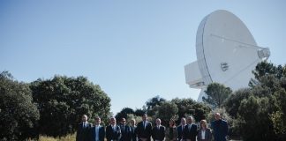 Óscar Puente destaca también en la fotografía de las autoridades, por su estatura, en el Observatorio Astronómico de Yebes.