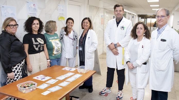 Mesa en el Hospital de Guadalajara por el Día Mundial del Paciente Ostomizado. (Foto: Sescam)