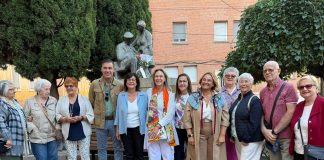 Grupo escultórico cuya placa ha sido renovada