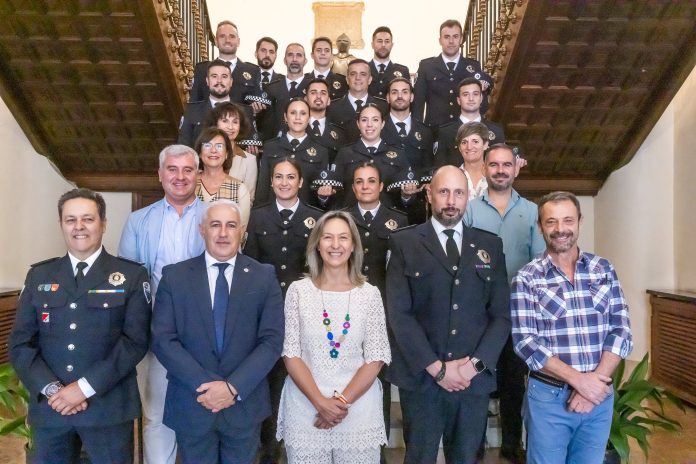 Los 15 nuevos agentes de la Policía Local de Guadalajara tras su toma de posesión.