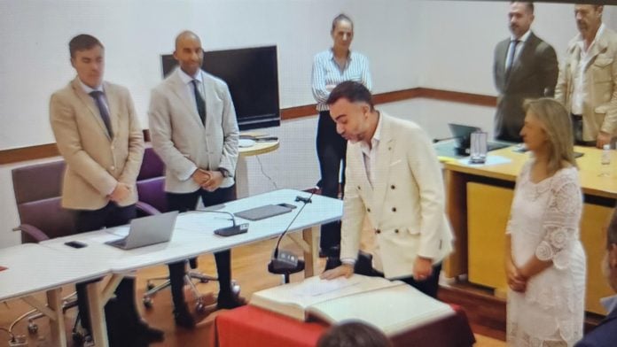 Toma de posesión de Isaac Urrea como concejal del PSOE en el Ayuntamiento de Guadalajara, el 10 de octubre de 2025.