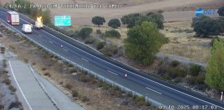 Al amanecer del jueves todavía se alertaba a los conductores de que había obstáculos en la calzada. (Foto: DGT)