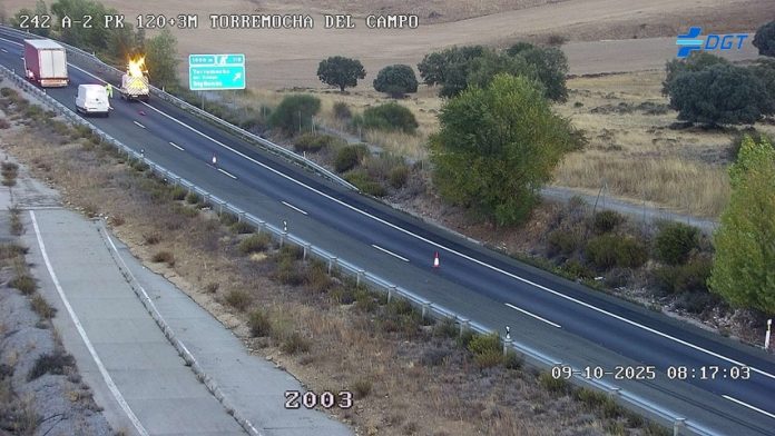 Al amanecer del jueves todavía se alertaba a los conductores de que había obstáculos en la calzada. (Foto: DGT)