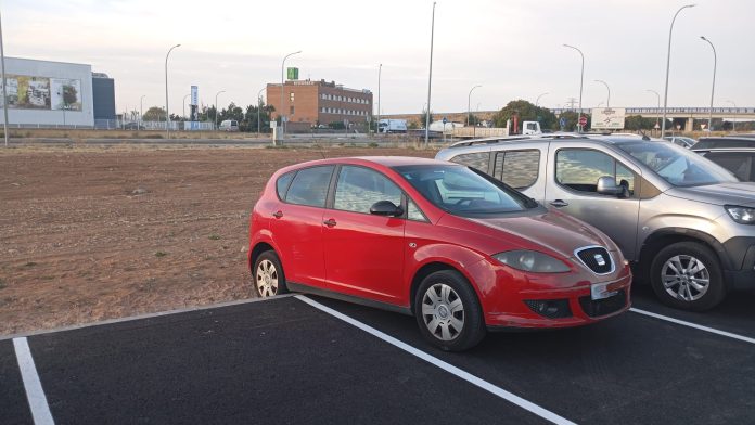El nuevo, y cuestionado, aparcamiento en el Polígono del Henares.