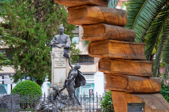 Una de las fotografías premiadas, en este caso de Jesús Taracena y centrada en la estatua del conde de Romanones, con otro enfoque.