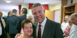 Día de abrazos de Page en Hita: la visita, en 12 fotos Page, con una residente de la nueva vivienda tutelada de Hita.