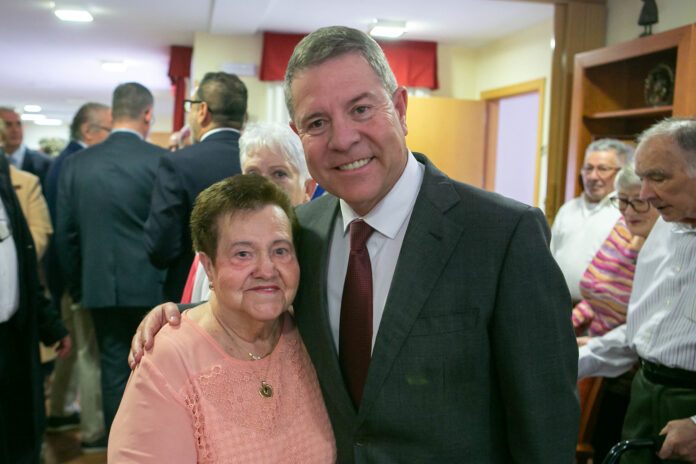 Page, con una residente de la nueva vivienda tutelada de Hita.