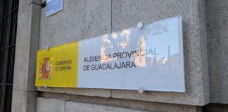 El letrero de la penúltima polémica entre los jueces y el Gobierno, recién colocado en la fachada de la Audiencia Provincial de Guadalajara. (Foto: La Crónic@)