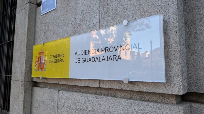 El letrero de la penúltima polémica entre los jueces y el Gobierno, recién colocado en la fachada de la Audiencia Provincial de Guadalajara. (Foto: La Crónic@)