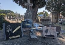 Lápida en un cementerio francés. (Foto: La Crónic@)