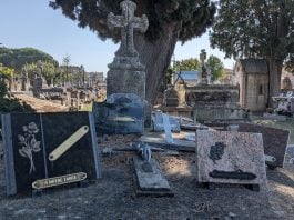 Lápida en un cementerio francés. (Foto: La Crónic@)