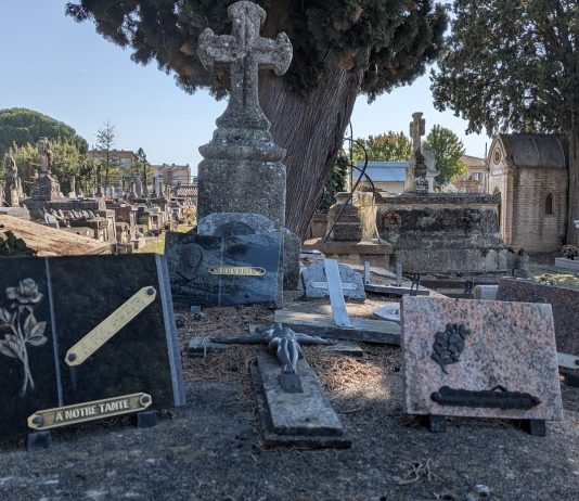 Lápida en un cementerio francés. (Foto: La Crónic@)