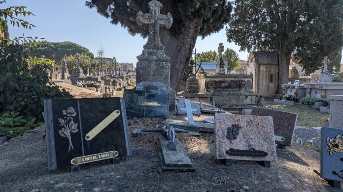 Lápida en un cementerio francés. (Foto: La Crónic@)