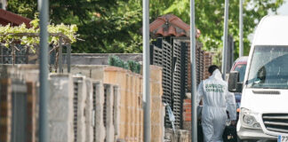 Un agente del Servicio de Criminalística (SECRIM) de la Guardia Civil trabaja en el lugar de los hechos, el 15 de abril de 2024, en Chiloeches. (Foto: Rafael Martín - Europa Press)