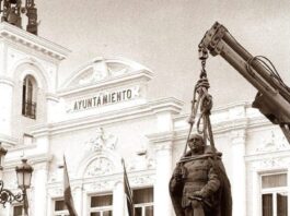 Retirada de la la estatua de Franco, erigida formalmente por suscripción popular y que se mantiene desde entonces unos almacenes municipales, junto con la de José Antonio del parque de la Concordia.