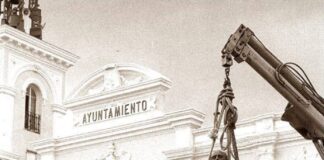 Retirada de la la estatua de Franco, erigida formalmente por suscripción popular y que se mantiene desde entonces unos almacenes municipales, junto con la de José Antonio del parque de la Concordia.