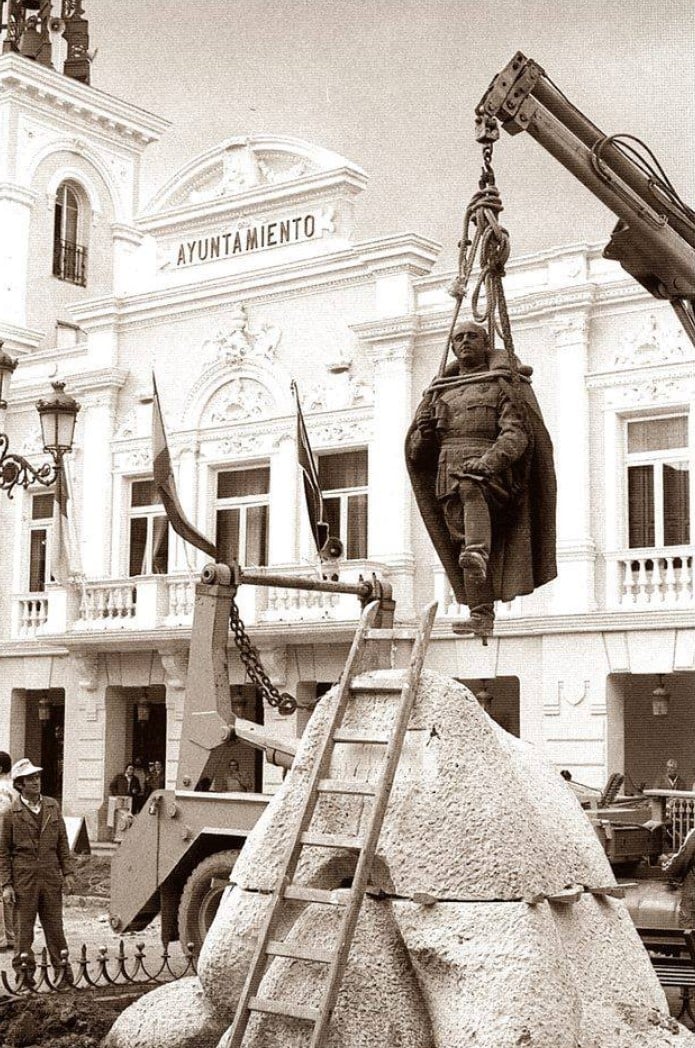 Retirada de la la estatua de Franco, erigida formalmente por suscripción popular y que se mantiene desde entonces unos almacenes municipales, junto con la de José Antonio del parque de la Concordia.