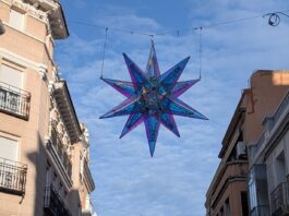 Uno de los adornos navideños de 2025, ya instalados en la Calle Mayor de Guadalajara. (Foto: La Crónic@)