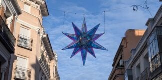 Uno de los adornos navideños de 2025, ya instalados en la Calle Mayor de Guadalajara. (Foto: La Crónic@)