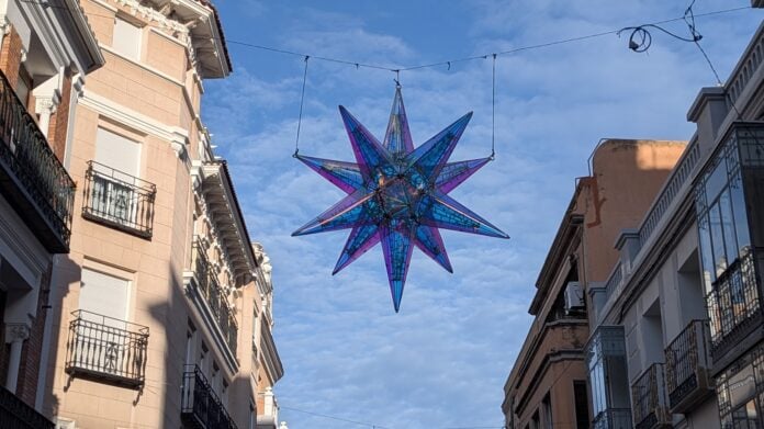 Uno de los adornos navideños de 2025, ya instalados en la Calle Mayor de Guadalajara. (Foto: La Crónic@)