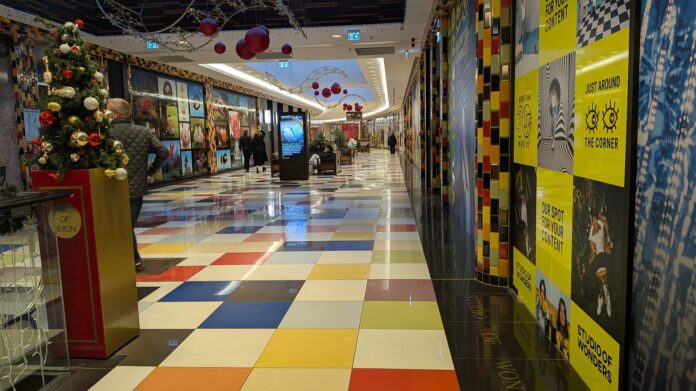 Pasillo de unos grandes almacenes en Berlín en vísperas del Black Friday de 2025. (Foto: La Crónic@)