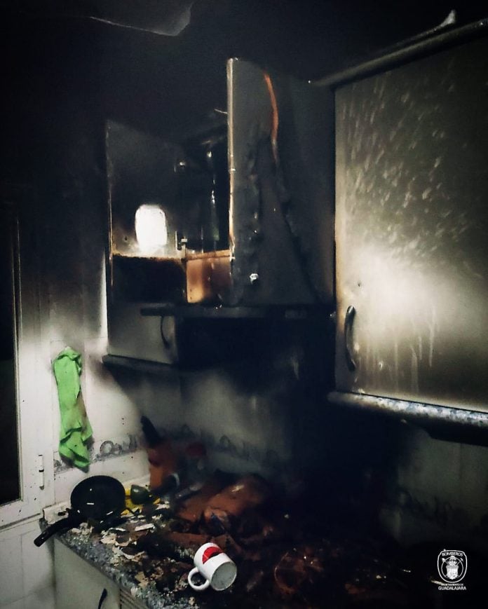 Estado en el que quedó la cocina donde se originó un incendio de madrugada en la calle Padre Tabernero. (Foto: Bombero