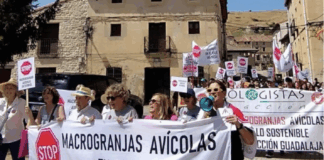 Manifestación el 21 de junio de 2025 contra una explotación avícola en el Señorío de Molina, en la provincia de Guadalajara.