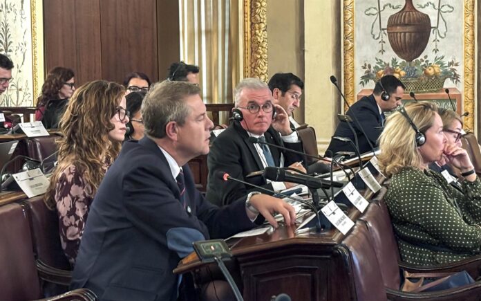 García-Page, durante su intervención en Palermo el 7 de noviembre de 2025.
