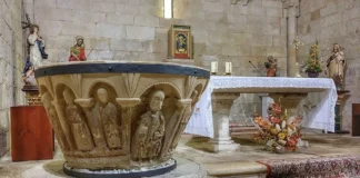 Pila bautismal en una iglesia española.
