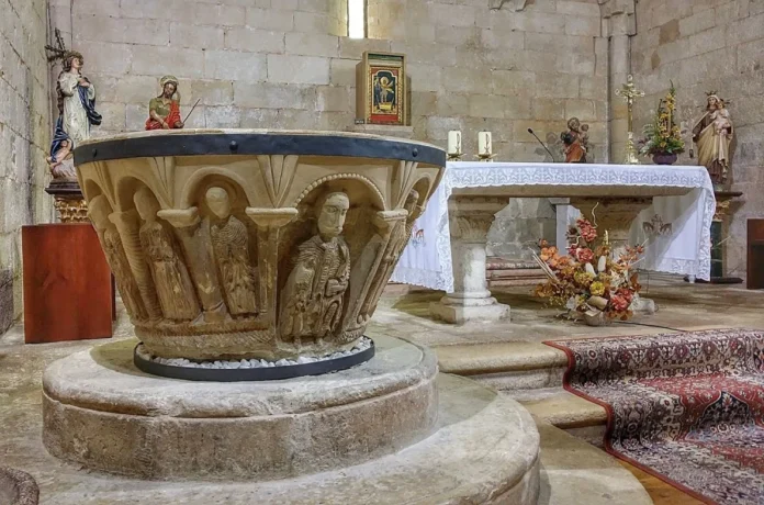 Pila bautismal en una iglesia española.